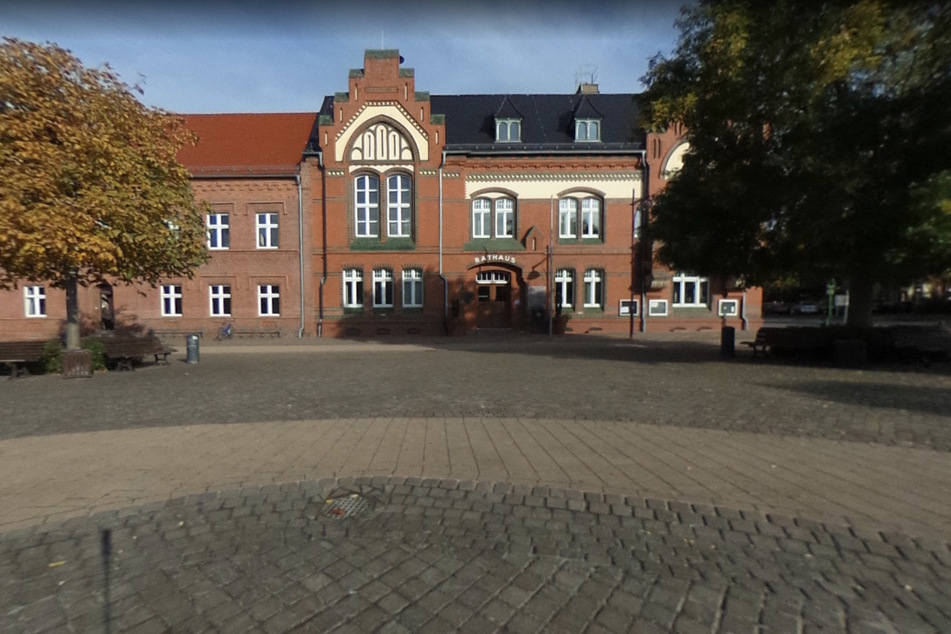 Auf dem Genthiner Marktplatz wurden am Freitagabend zwei Männer schwer verletzt.