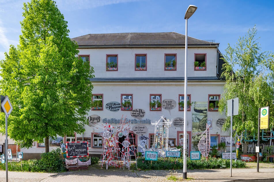 Das Museum residiert im sanierungsbedürftigen Gasthof Serkowitz (1337 erstmals erwähnt) in Radebeul. Wie lange noch?