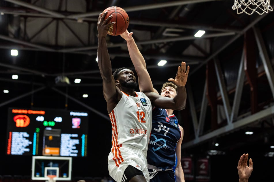 Amadou Sow (27, l.) ist wieder fit. Er ist in Frankfurt zum Team gestoßen.