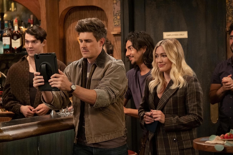 Hilary Duff (35, r.) und Chris Lowell (38) in "How I Met Your Father".