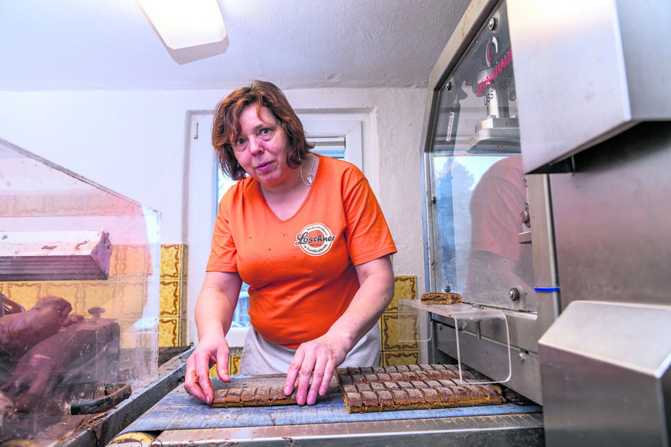 Backen am Limit: Löschner-Mitarbeiterin Petra Horn (56) bereitet Pfefferkuchen zu.