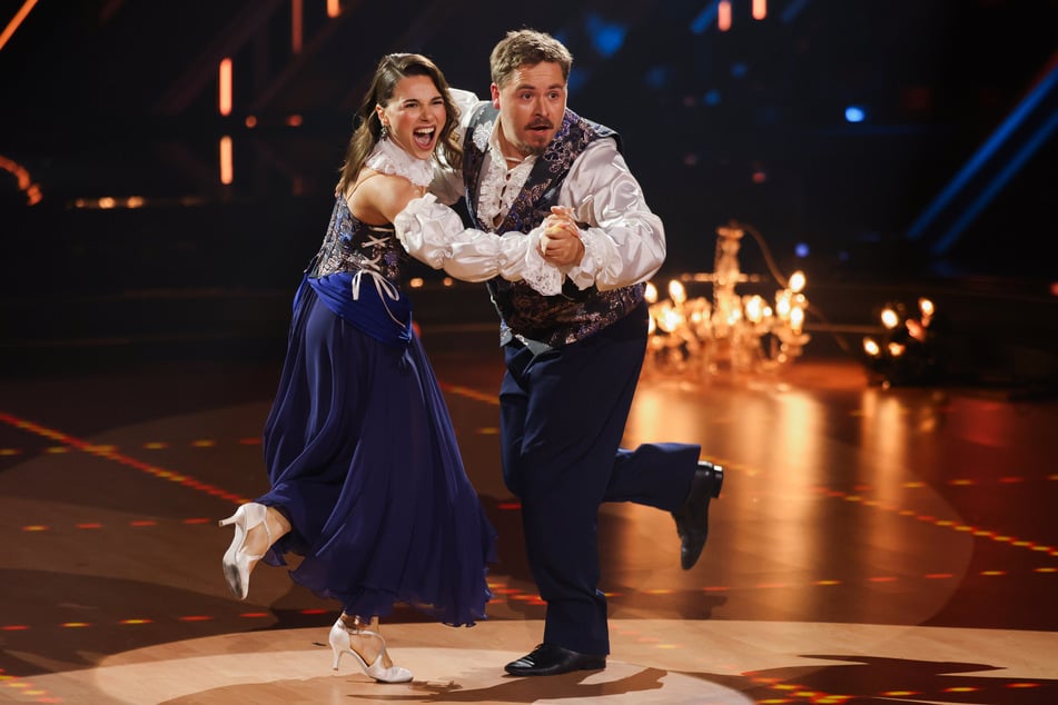 ... choć kolega z zespołu Gustav Schäfer (37) właśnie tam wiruje na parkiecie.