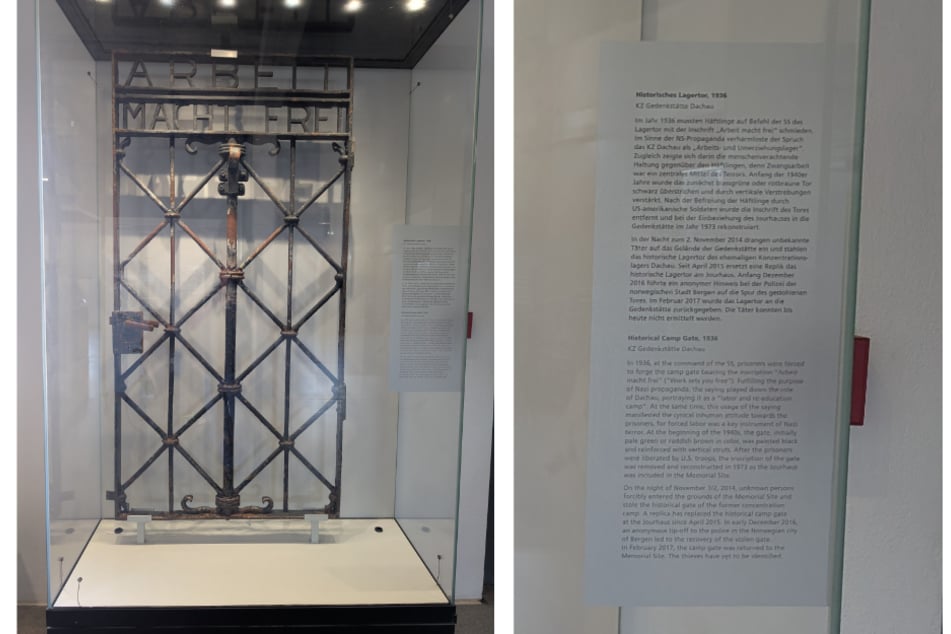 Historisches Lagertor des KZ Dachau in der Dauerausstellung der Gedenkstätte.