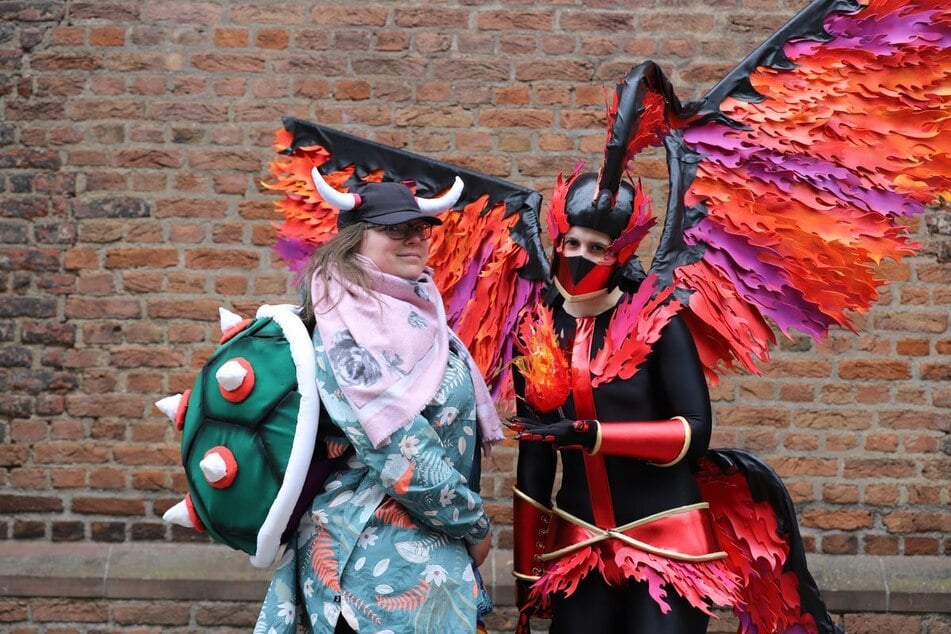 Nina (l.) und Andrea haben sich anlässlich der 22. Ausgabe des beliebten Events als Bowser und Lavados verkleidet.