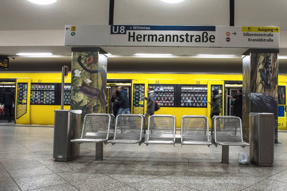 Jugendgang tritt Mann die Treppe hinunter und filmt alles