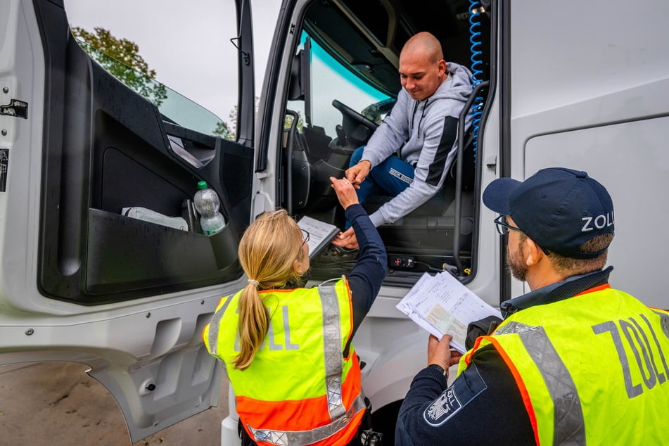 Zollbeamte kontrollierten das Arbeitsverhältnis eines Lkw-Fahrers.