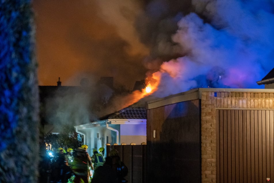 Haus in Pulheim in Brand, Bewohner per Hubschrauber ins Krankenhaus gebracht