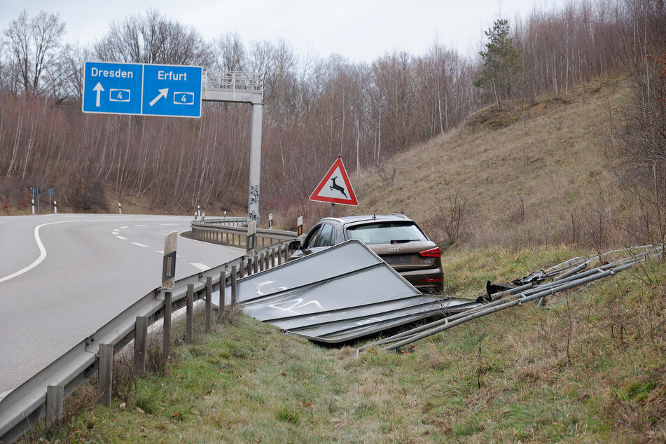 Der Audi geriet hinter die Leitplanke und zerstörte ein Autobahnschild.