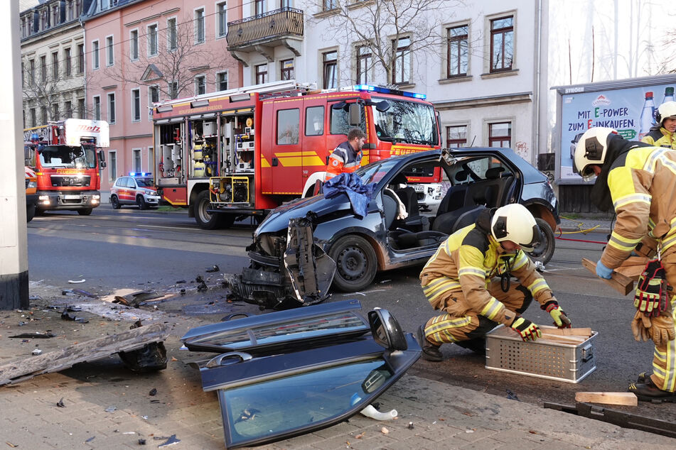 Trümmerteile liegen an der Unfallstelle auf der Leipziger Straße herum.