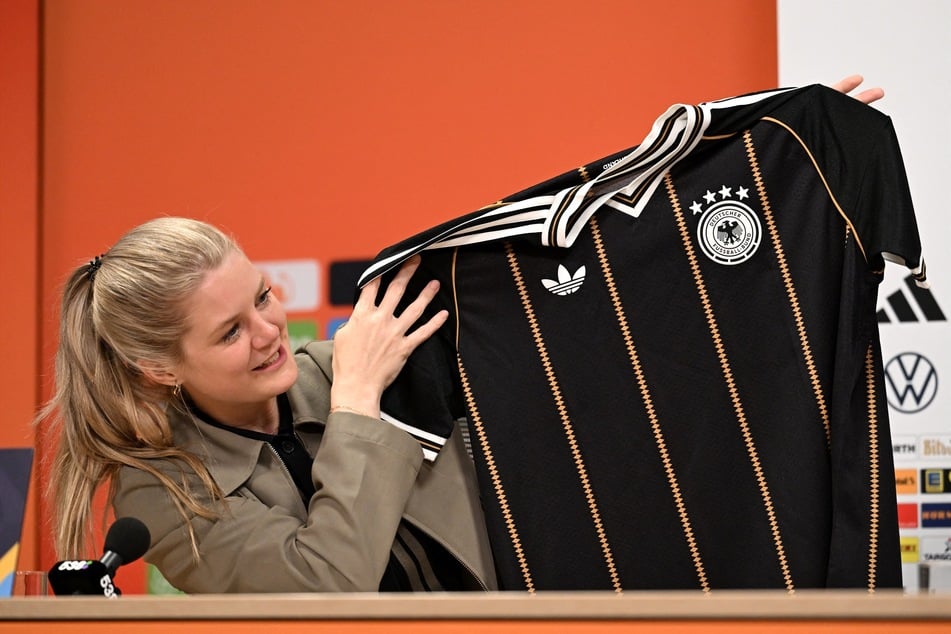 In diesem Trikot wird die DFB-Elf heute auflaufen. Es ist das letzte Shirt der mehr als 70-jährigen Ära von Adidas.
