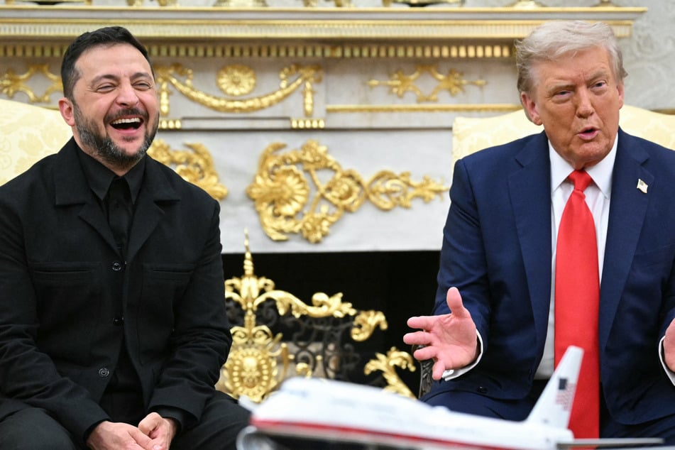 Donald Trump (r.) gave Volodymyr Zelensky a friendly welcome to the White House on Monday.