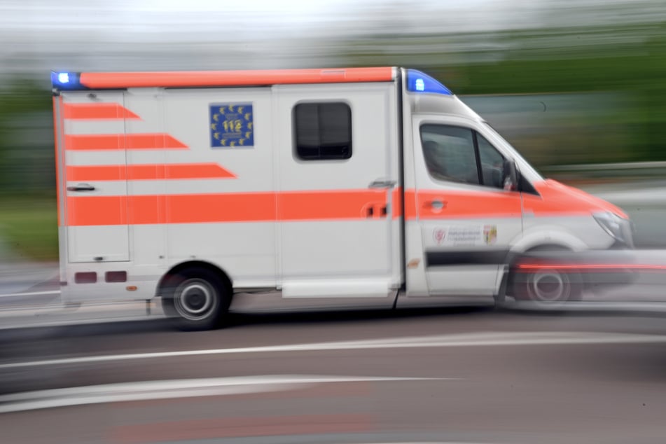 Rettungskräfte brachten den 64-Jährigen in ein Krankenhaus, wo er stationär behandelt wird. (Symbolfoto)
