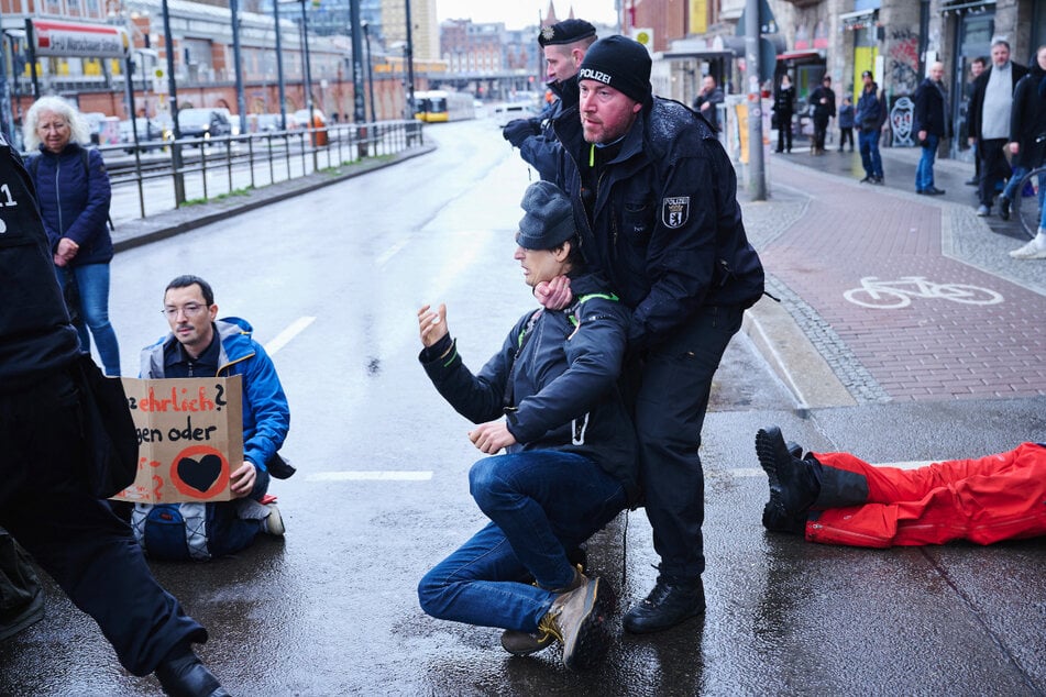 Aktivisten der "Letzten Generation" blockieren Straßen in Berlin für eine bessere Klimapolitik.