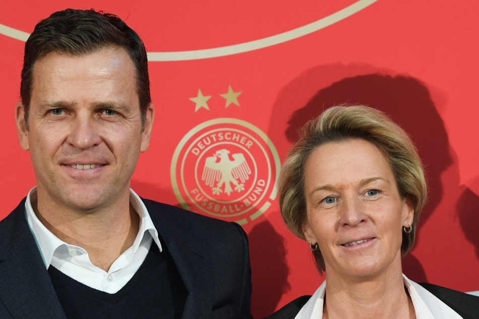 Auch Bundestrainerin Martina Voss-Tecklenburg (54), hier noch neben dem vormaligen DFB-Direktor Oliver Bierhoff (54), kritisierte die Zusammenstellung des Expertenrats.