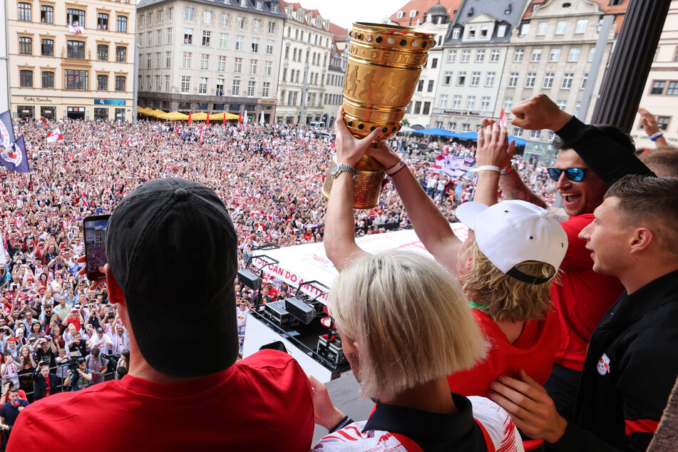 Zehntausende Menschen feierten RB Leipzig am Sonntag auf dem Marktplatz.