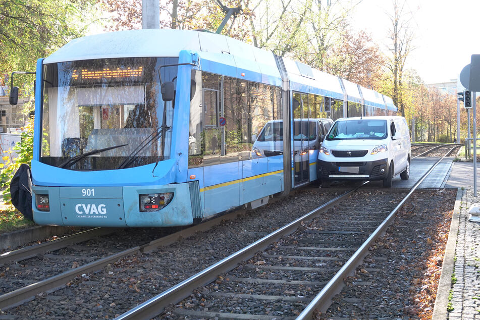 An der Stollberger Straße sind ein Kleintransporter und eine Straßenbahn zusammengestoßen.