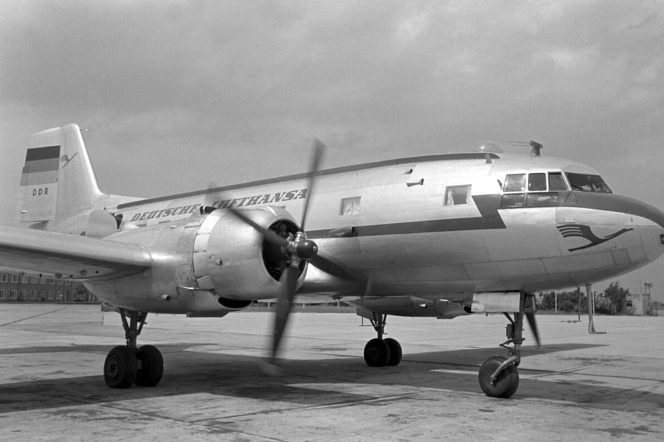 Eine Maschine der Deutschen Lufthansa der DDR 1957 auf dem Flughafen Berlin-Schönefeld.
