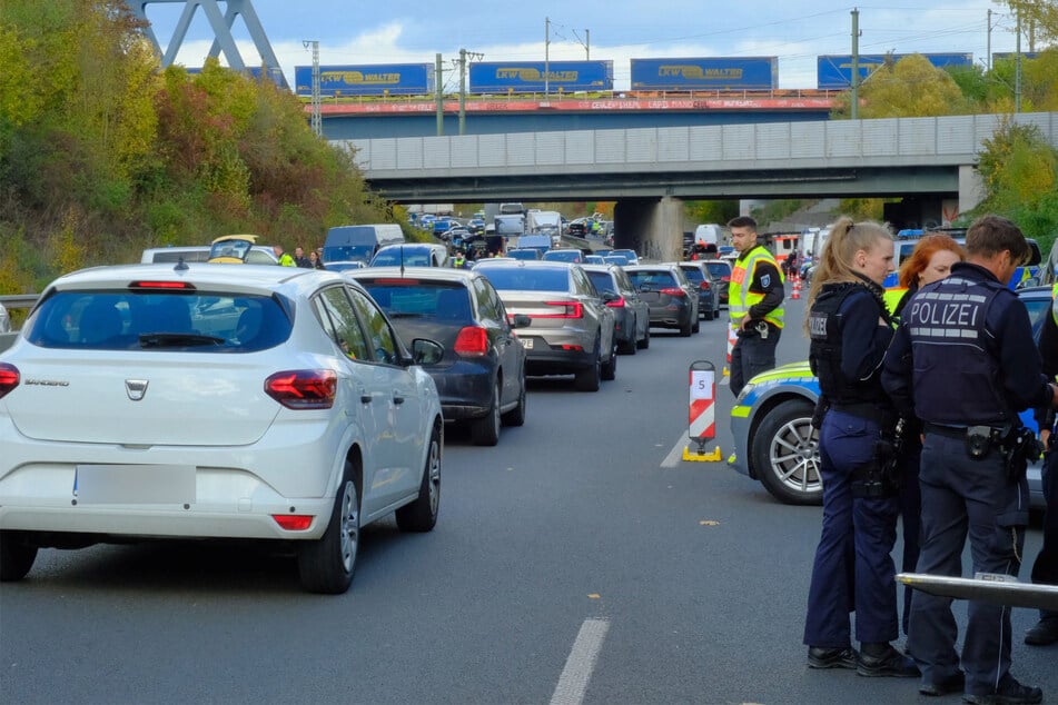 Mehr als 200 Polizisten waren im Einsatz und führten die Kontrollen durch.
