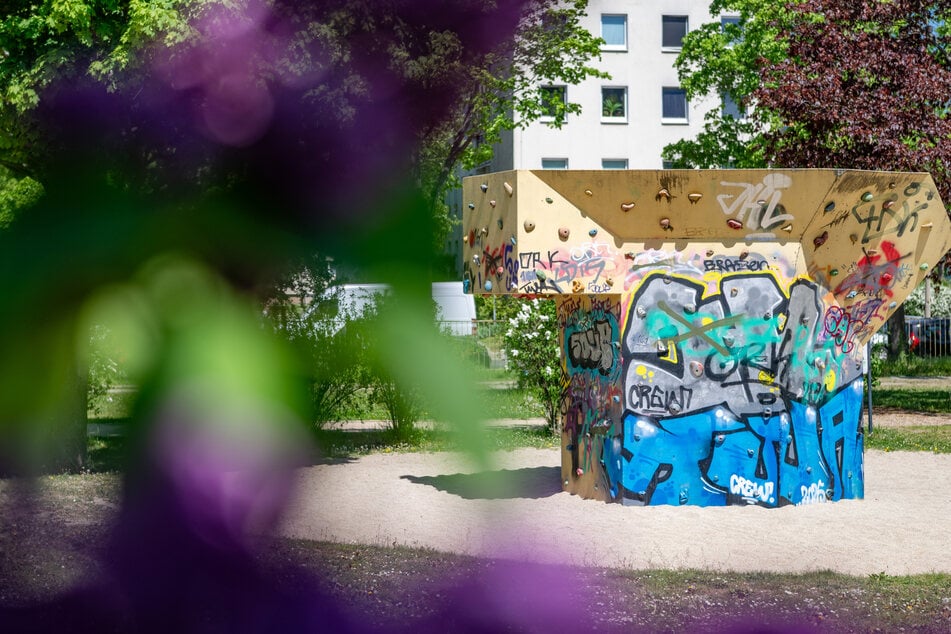 Spielgeräte wie der Kletterturm sind während der Bauzeit zugänglich.