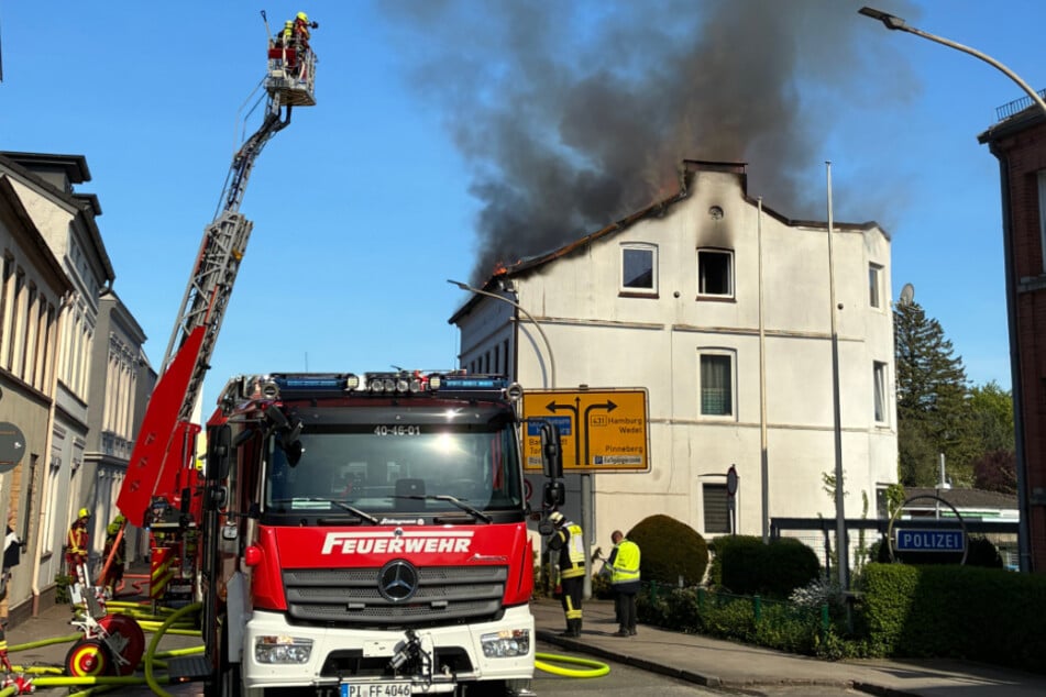 In Uetersen brannte am Donnerstag der Dachstuhl eines Mehrfamilienhauses.
