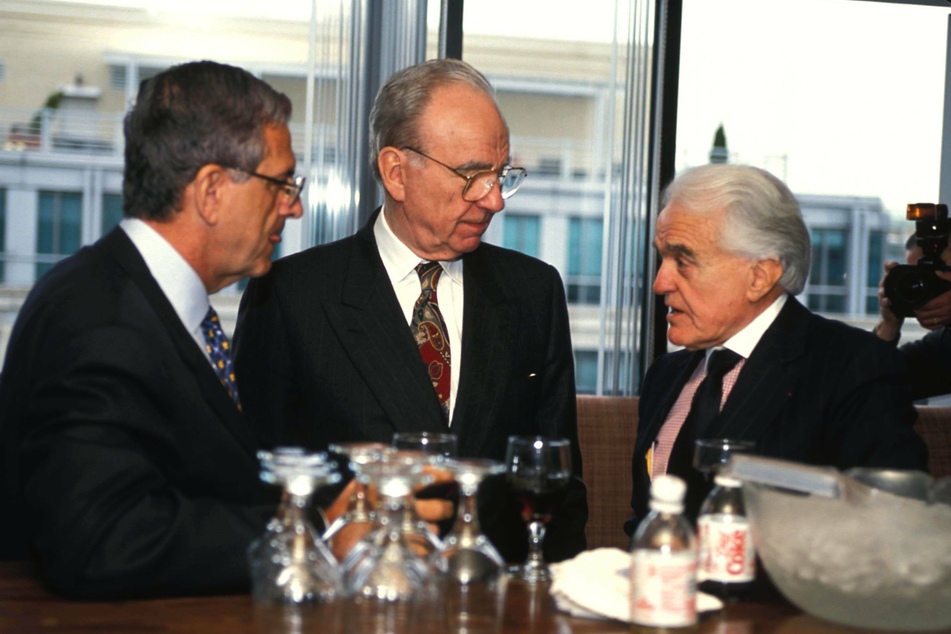 Howard Rubenstein (l.) with media mogul Rupert Murdoch (c.) and political advisor Jack Valenti in 1996.