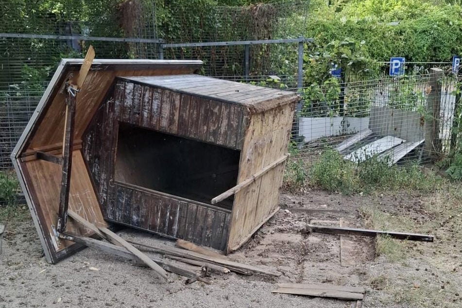Das Holzhaus auf dem Kinderspielplatz wurde zerstört.