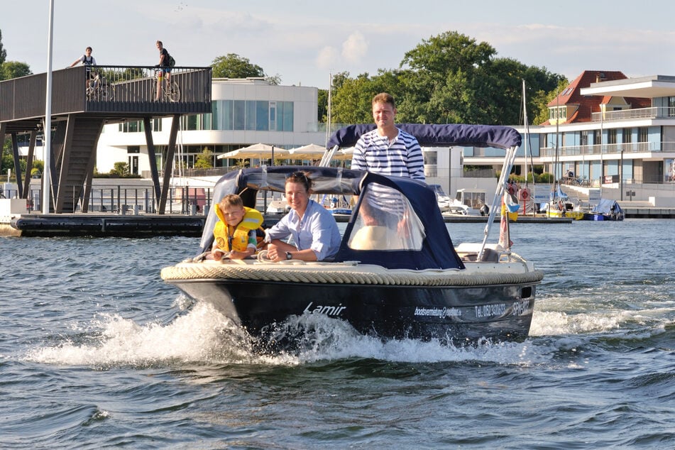 Mit kleineren Booten kann man ab Juli eine Tour über alle fünf Seen machen. Auf große Passagierschiffe muss man noch warten.
