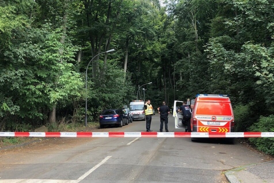 Die Zufahrt am Walter-Binder-Weg in Köln-Müngersdorf ist abgesperrt.