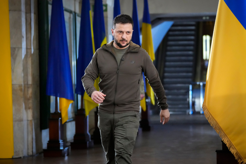 Wolodymyr Selenskyj bei einer Pressekonferenz in einer zentralen U-Bahn-Station in der Hauptstadt Kiew.
