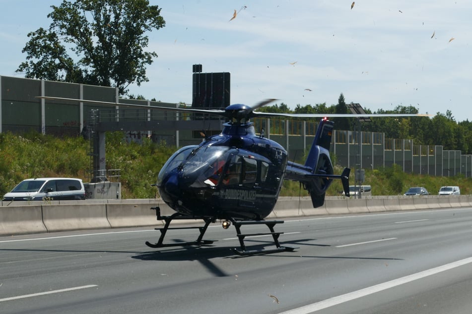 Der Rettungshubschrauber landete auf der Autobahn, um die schwer verletzte 41-Jährige aufzunehmen.