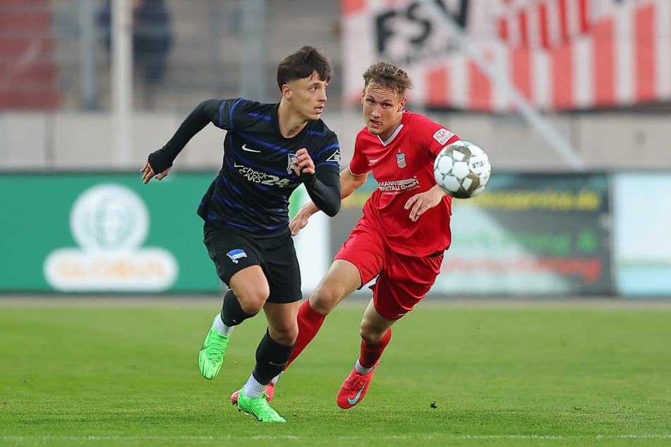 Mittelfeldstratege Dion Ajvazi (21, l.) hat sich mit starken Leistungen in der Regionalliga Nordost einen Profivertrag erarbeitet.