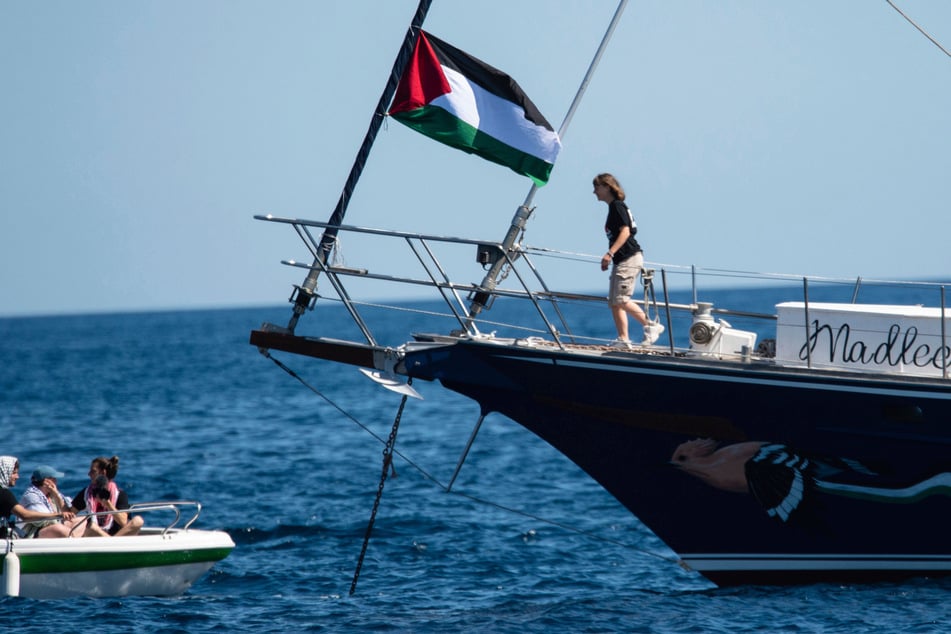 Foto vom 1. Juni 2025: Aktivisten der Freedom Flotilla Coalition gehen an Bord des Bootes Madleen. Die Passagiere des Schiffs sollen noch am Dienstag aus Israel ausreisen, nachdem sie von der israelischen Armee abgefangen wurden.