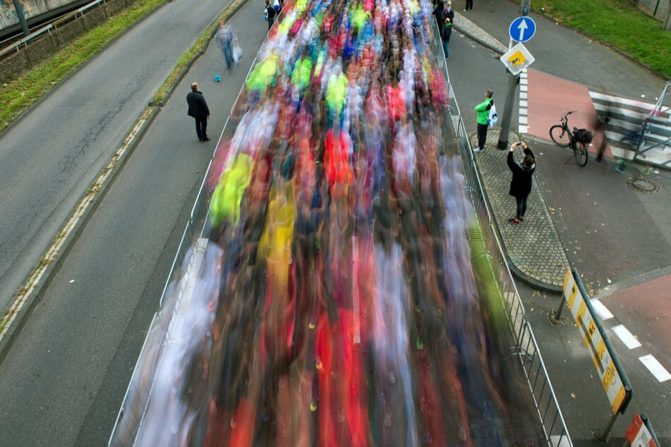 Nur als Farbenmeer sind die Teilnehmer beim Marathon in Köln durch die Langzeitbelichtung zu erkennen.