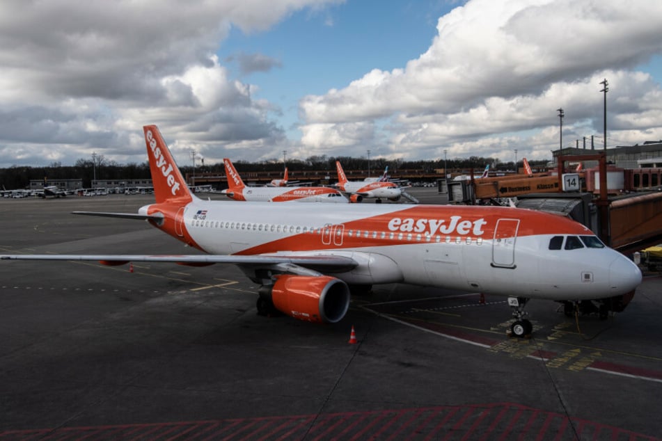 Flugzeuge des Unternehmens easyJet stehen am Flughafen Tegel.