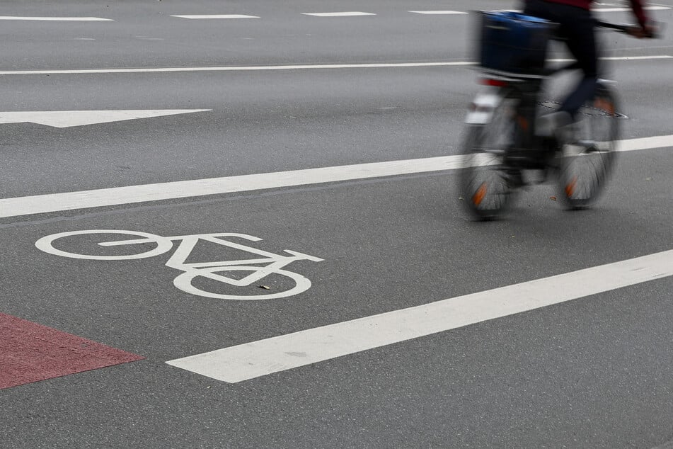 Eine 71-Jährige wurde am Freitag in Leipzig von einem unbekannten Radfahrer überfallen. (Symbolbild)