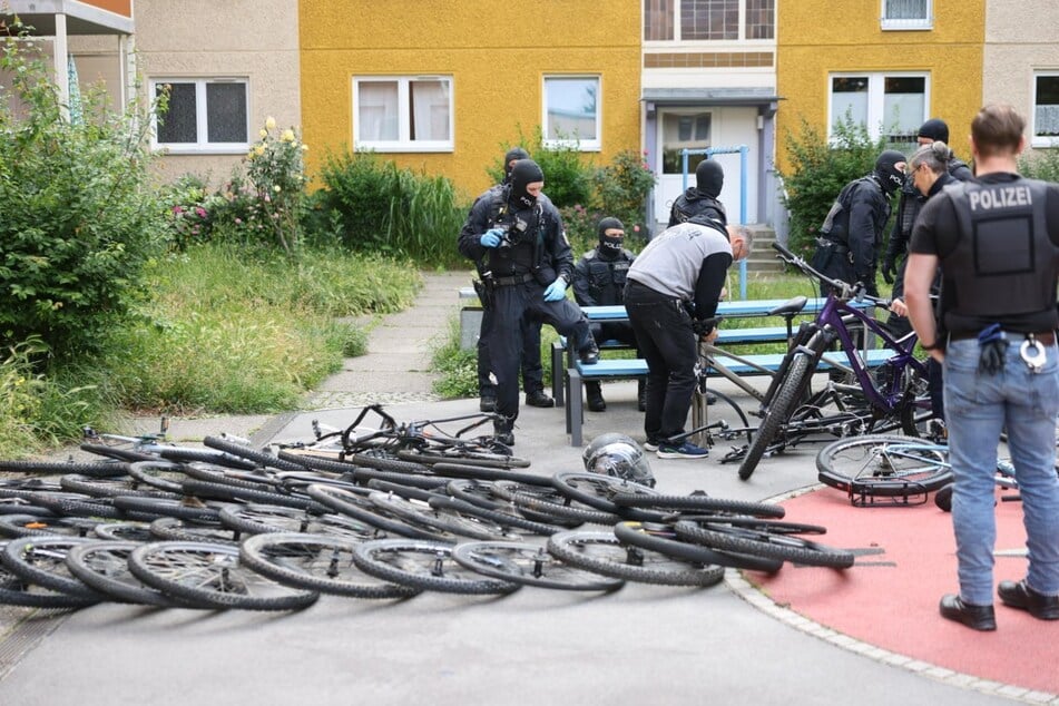 Hintergrund der Razzia waren Ermittlungen wegen Urkundenfälschung. Durch Zufall stießen die Einsatzkräfte dabei auf ein ganzes Lager voller möglichem Diebesgut.