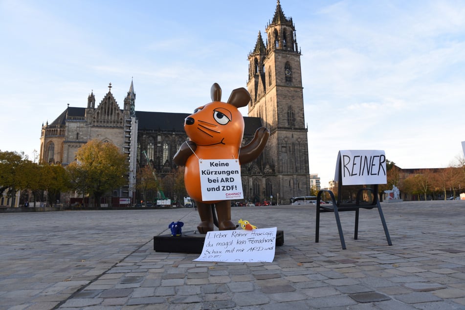 Aktivisten protestierten mit der Mausfigur aus der "Sendung mit der Maus" vor dem Landtag in Magdeburg.