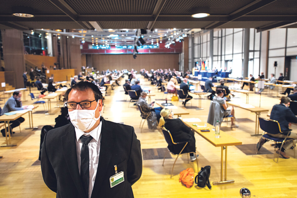 Zuletzt tagte der Landtag vollzählig im Kongresszentrum. Jetzt wird die Zahl der Abgeordneten im Plenarsaal reduziert.