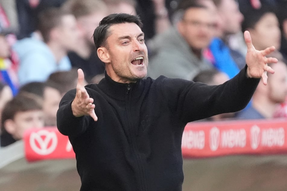 Eintracht-Coach Albert Riera (43) hat mit einem Interview nach der Pleite gegen Mainz 05 für Aufsehen gesorgt.