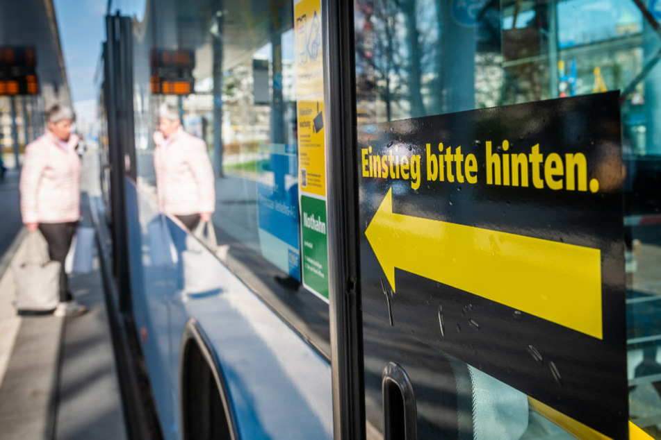 Wegen fehlender Schutzscheiben in Bussen, müssen Fahrgäste in vielen Fahrzeugen hinten einsteigen.