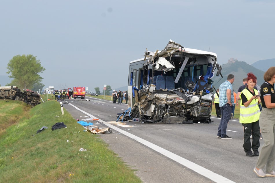 Bus botst tegen vrachtwagen: één dode en meerdere gewonden