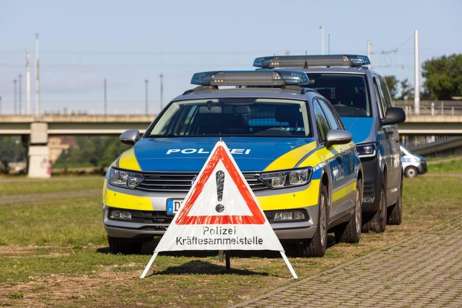 Derweil sammeln sich Polizeikräfte.