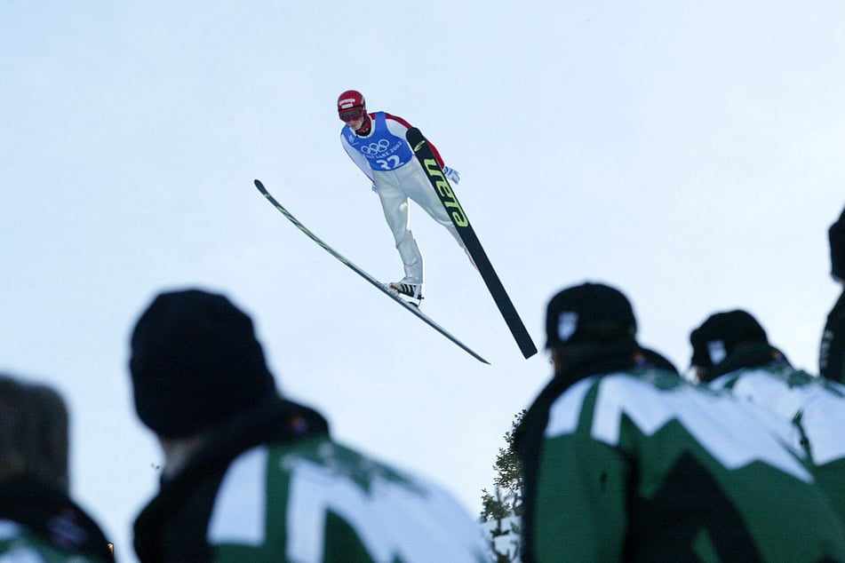 Igor Medved (heute 44) war früher selbst als Skispringer aktiv, wie hier beim Training vor den Winterspielen 2002. (Archivfoto)