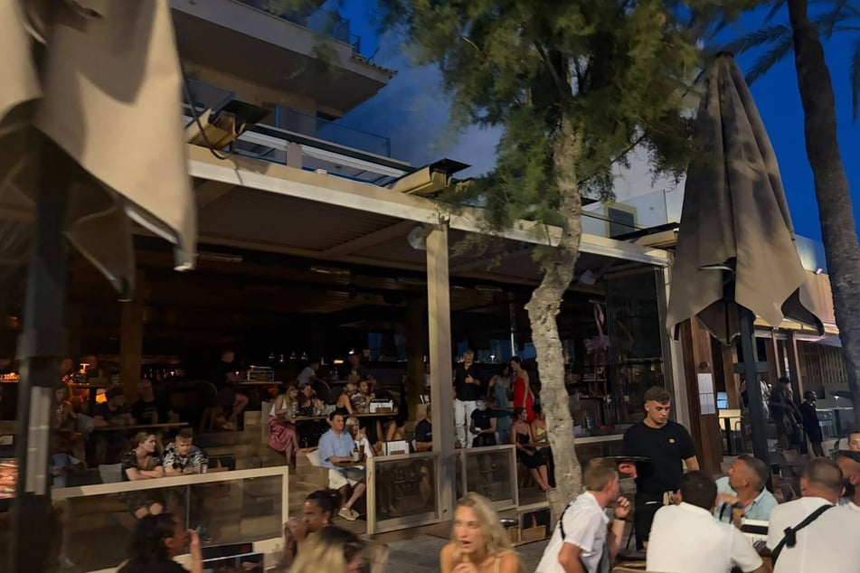 Aufgrund eines Stromausfalls tappen viele Urlauber auf Mallorca im Dunkeln.