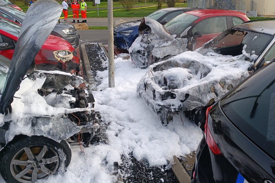 Mindestens vier geparkte Autos erlitten einen erheblichen Schaden.