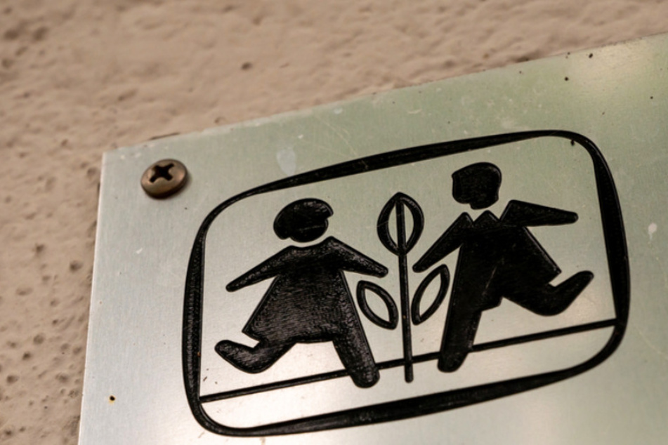 Das Logo von "SOS Kinderdorf" ist auf einem Schild zu sehen. Ein Bericht hat nun Erschreckendes über die Einrichtungen zu Tage gefördert.