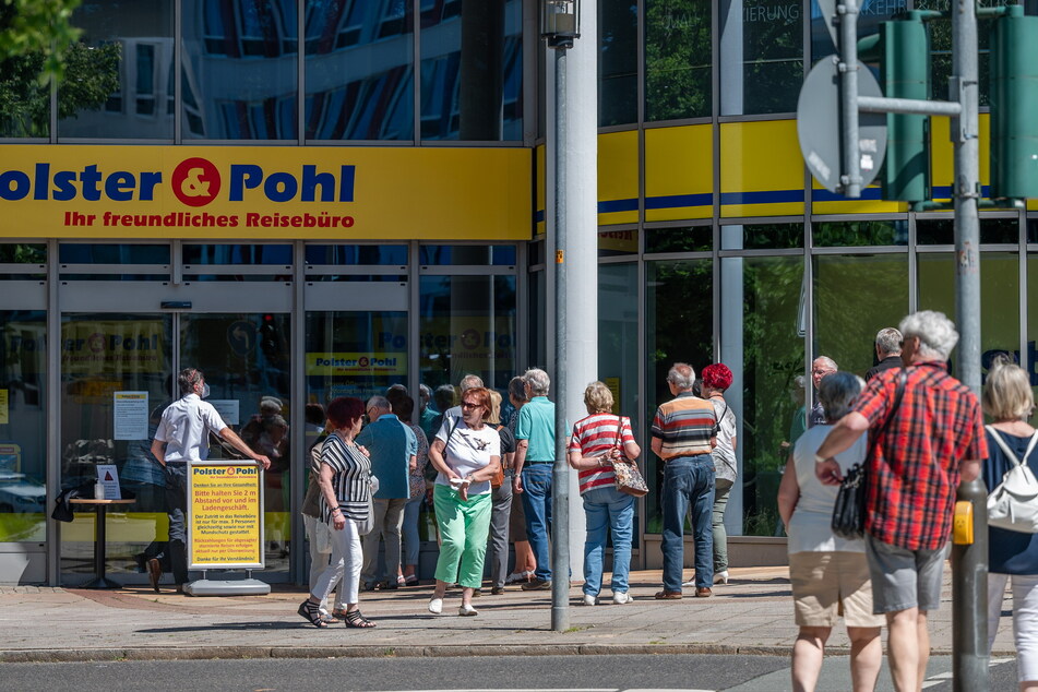 Viele Chemnitzer standen am Montag vor dem Reisebüro von Polster und Pohl in der Bahnhofstraße Schlange.