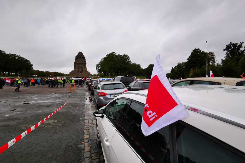 An einem Autokorso zum Völkerschlachtdenkmal beteiligten sich etwa 130 Fahrzeuge.