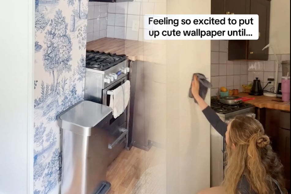 ¡Mujer encantada con el papel tapiz nuevo: al observarlo de cerca, se arrepiente de inmediato del compra!