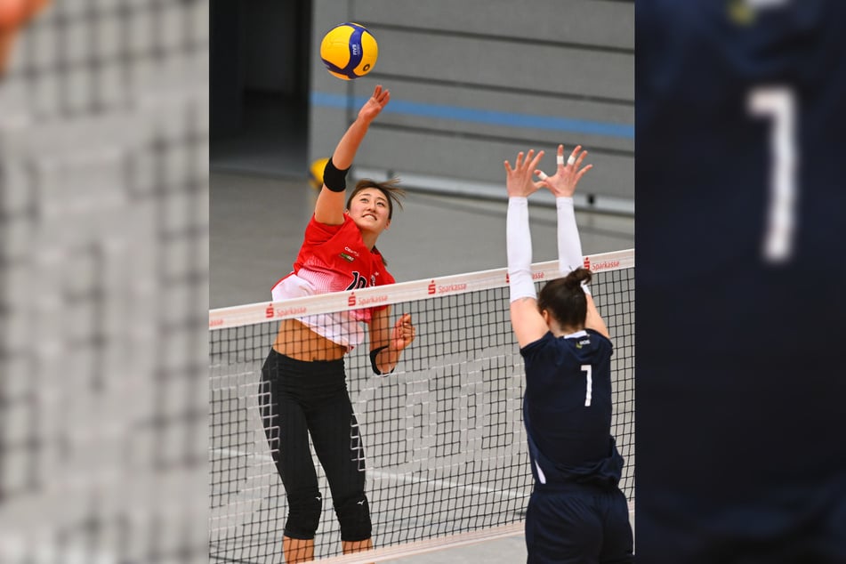 Miku Akimoto (19, l.) ließ ihr Talent im Testspiel gegen Bielsko Biala mehrfach aufblitzen.